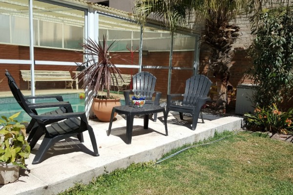 CASA PARA 10/12 PERSONAS - CENTRICA - 5 DORMITORIOS - PILETA CERRADA - QUINCHO - EQUIPAMIENTO FULL