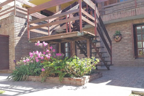 CASA PARA 10/12 PERSONAS - CENTRICA - 5 DORMITORIOS - PILETA CERRADA - QUINCHO - EQUIPAMIENTO FULL