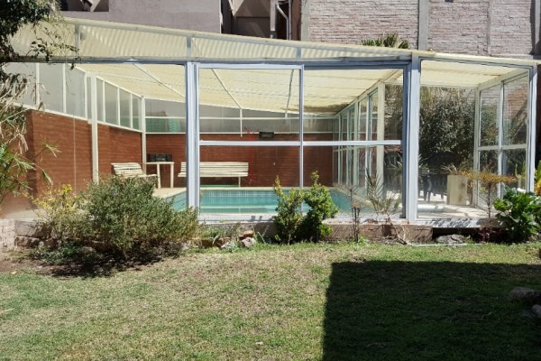 CASA PARA 10/12 PERSONAS - CENTRICA - 5 DORMITORIOS - PILETA CERRADA - QUINCHO - EQUIPAMIENTO FULL
