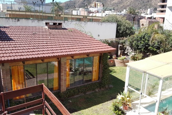 CASA PARA 10/12 PERSONAS - CENTRICA - 5 DORMITORIOS - PILETA CERRADA - QUINCHO - EQUIPAMIENTO FULL
