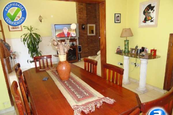 CASA PARA 10/12 PERSONAS - CENTRICA - 5 DORMITORIOS - PILETA CERRADA - QUINCHO - EQUIPAMIENTO FULL