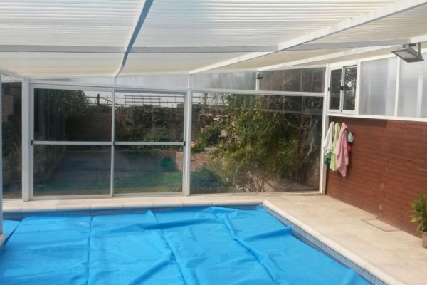 CASA PARA 10/12 PERSONAS - CENTRICA - 5 DORMITORIOS - PILETA CERRADA - QUINCHO - EQUIPAMIENTO FULL