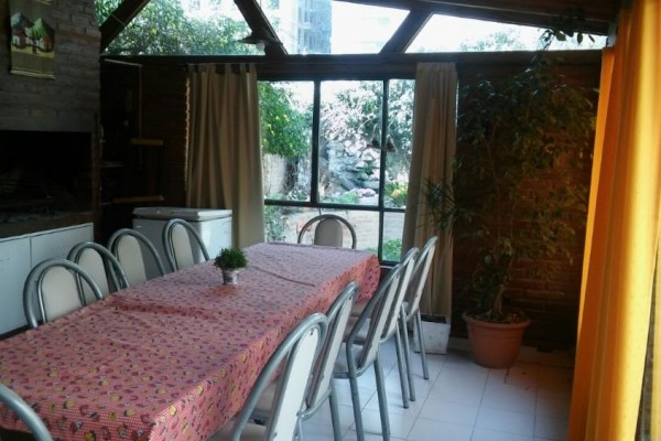 CASA PARA 10/12 PERSONAS - CENTRICA - 5 DORMITORIOS - PILETA CERRADA - QUINCHO - EQUIPAMIENTO FULL
