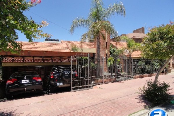 CASA PARA 10/12 PERSONAS - CENTRICA - 5 DORMITORIOS - PILETA CERRADA - QUINCHO - EQUIPAMIENTO FULL