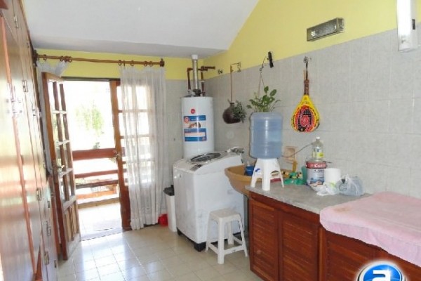CASA PARA 10/12 PERSONAS - CENTRICA - 5 DORMITORIOS - PILETA CERRADA - QUINCHO - EQUIPAMIENTO FULL