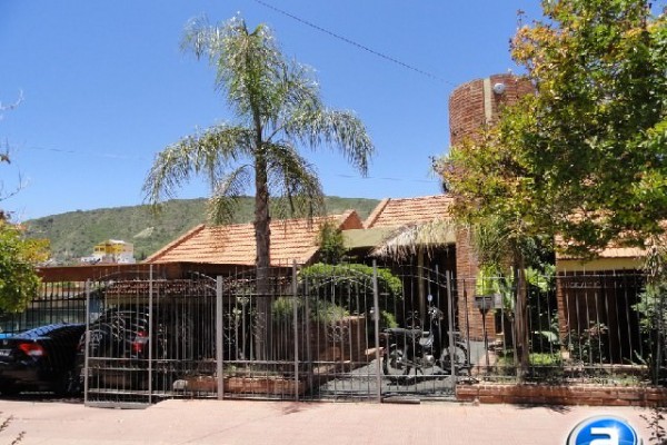 CASA PARA 10/12 PERSONAS - CENTRICA - 5 DORMITORIOS - PILETA CERRADA - QUINCHO - EQUIPAMIENTO FULL