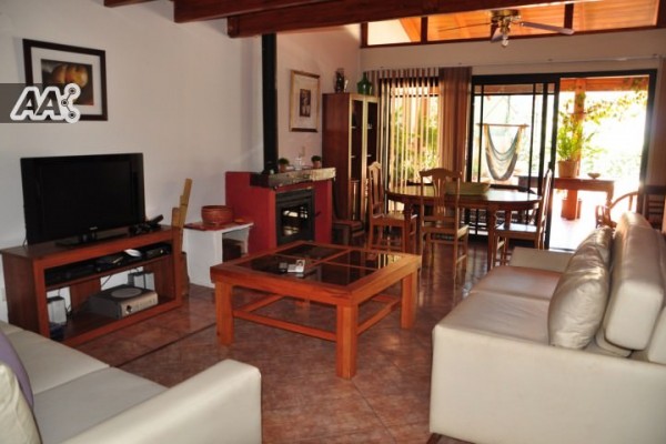 CASA PARA 8/10 PERSONAS - CENTRICA - 3/4 DORMITORIOS - PILETA - GALERIA - PARRILLA - EQUIPAMIENTO FULL