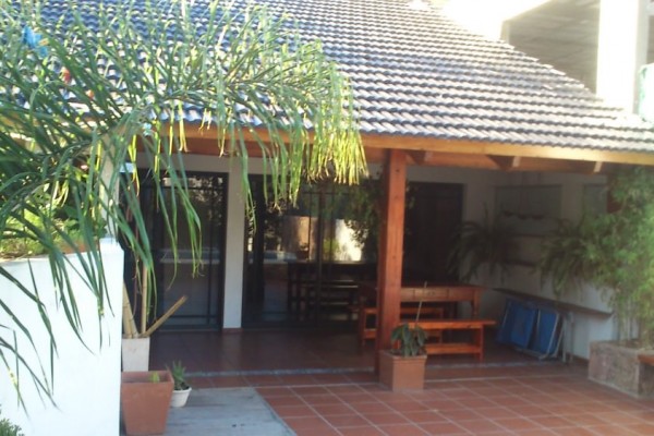 CASA PARA 8/10 PERSONAS - CENTRICA - 3/4 DORMITORIOS - PILETA - GALERIA - PARRILLA - EQUIPAMIENTO FULL