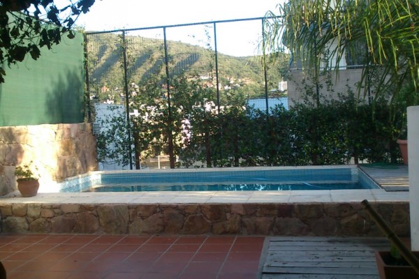 CASA PARA 8/10 PERSONAS - CENTRICA - 3/4 DORMITORIOS - PILETA - GALERIA - PARRILLA - EQUIPAMIENTO FULL