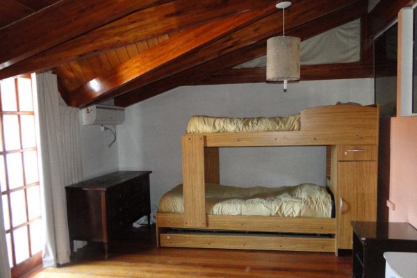 CASA PARA 8/10 PERSONAS - CENTRICA - 3/4 DORMITORIOS - PILETA - GALERIA - PARRILLA - EQUIPAMIENTO FULL