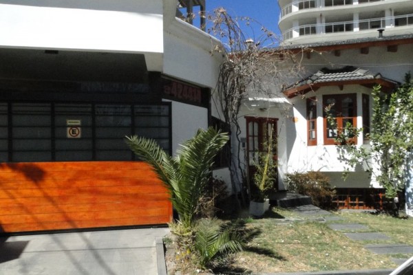 CASA PARA 8/10 PERSONAS - CENTRICA - 3/4 DORMITORIOS - PILETA - GALERIA - PARRILLA - EQUIPAMIENTO FULL