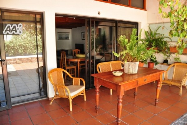 CASA PARA 8/10 PERSONAS - CENTRICA - 3/4 DORMITORIOS - PILETA - GALERIA - PARRILLA - EQUIPAMIENTO FULL