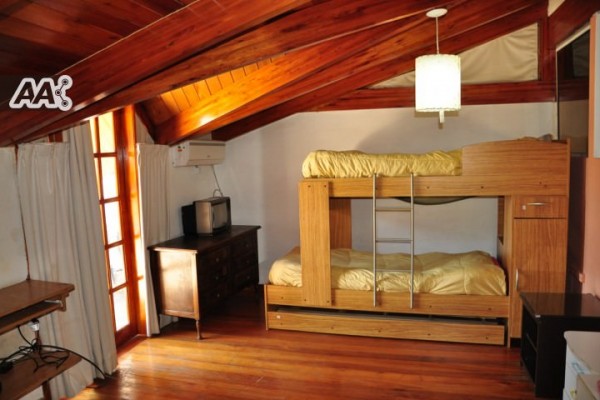 CASA PARA 8/10 PERSONAS - CENTRICA - 3/4 DORMITORIOS - PILETA - GALERIA - PARRILLA - EQUIPAMIENTO FULL
