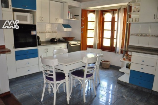 CASA PARA 8/10 PERSONAS - CENTRICA - 3/4 DORMITORIOS - PILETA - GALERIA - PARRILLA - EQUIPAMIENTO FULL