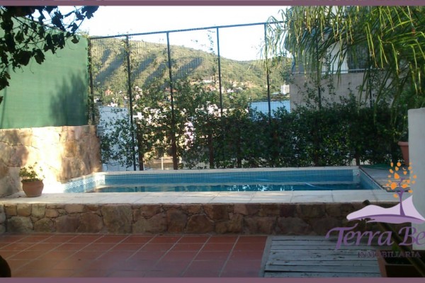 CASA PARA 8/10 PERSONAS - CENTRICA - 3/4 DORMITORIOS - PILETA - GALERIA - PARRILLA - EQUIPAMIENTO FULL