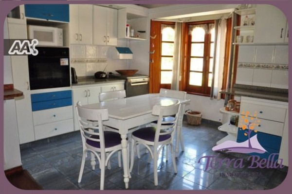 CASA PARA 8/10 PERSONAS - CENTRICA - 3/4 DORMITORIOS - PILETA - GALERIA - PARRILLA - EQUIPAMIENTO FULL
