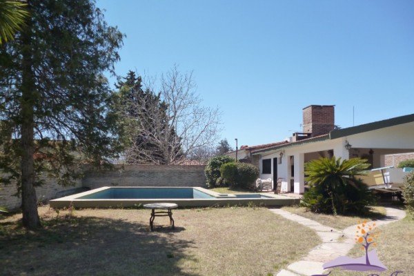 CHALET PARA 8/10 PERSONAS CON GRAN PARQUE, PISCINA Y QUINCHO