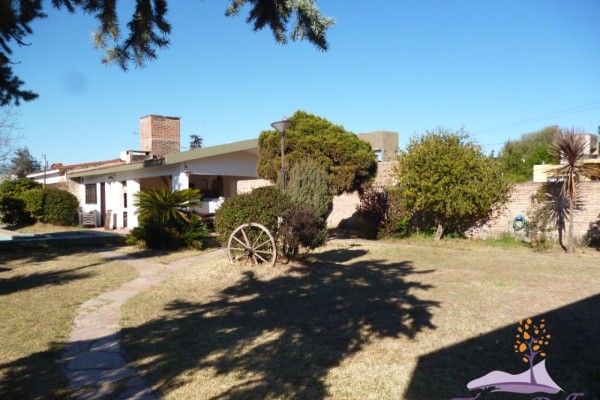 CHALET PARA 8/10 PERSONAS CON GRAN PARQUE, PISCINA Y QUINCHO