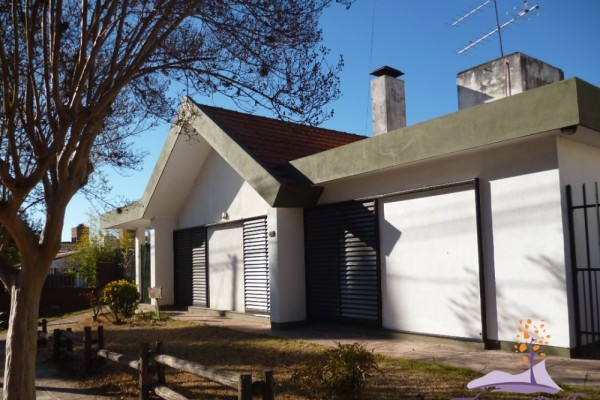 CHALET PARA 8/10 PERSONAS CON GRAN PARQUE, PISCINA Y QUINCHO