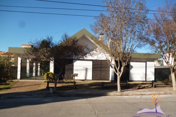 CHALET PARA 8/10 PERSONAS CON GRAN PARQUE, PISCINA Y QUINCHO