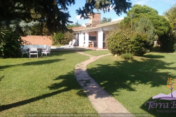 CHALET PARA 8/10 PERSONAS CON GRAN PARQUE, PISCINA Y QUINCHO