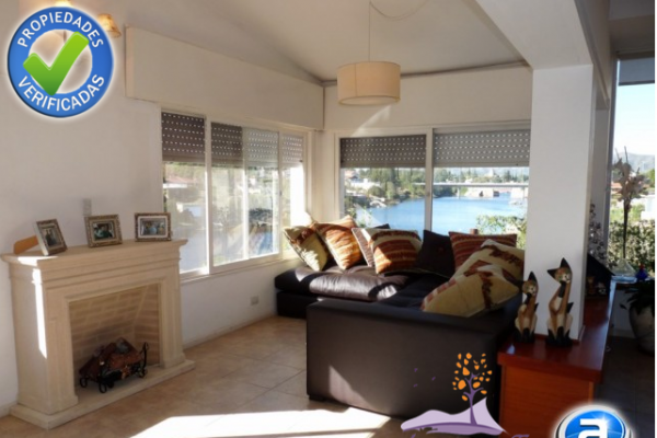 CASA PARA 8/10  SOBRE EL LAGO SAN ROQUE. HERMOSA VISTA. PILETA (COMPARTIDA)