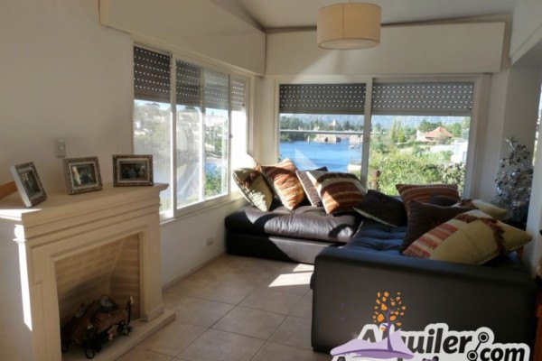 CASA PARA 8/10  SOBRE EL LAGO SAN ROQUE. HERMOSA VISTA. PILETA (COMPARTIDA)