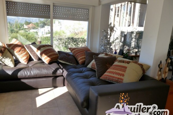 CASA PARA 8/10  SOBRE EL LAGO SAN ROQUE. HERMOSA VISTA. PILETA (COMPARTIDA)