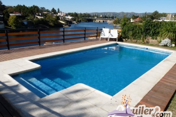 CASA PARA 8/10  SOBRE EL LAGO SAN ROQUE. HERMOSA VISTA. PILETA (COMPARTIDA)
