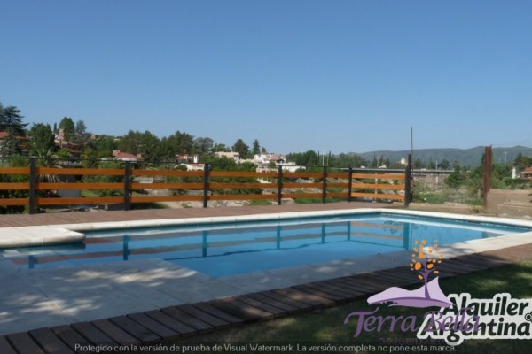 CASA PARA 8/10  SOBRE EL LAGO SAN ROQUE. HERMOSA VISTA. PILETA (COMPARTIDA)