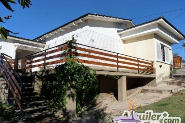 CASA PARA 8/10  SOBRE EL LAGO SAN ROQUE. HERMOSA VISTA. PILETA (COMPARTIDA)