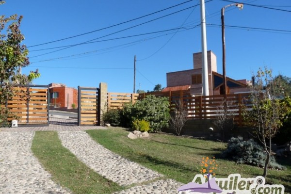 CASA PARA 8/10  SOBRE EL LAGO SAN ROQUE. HERMOSA VISTA. PILETA (COMPARTIDA)