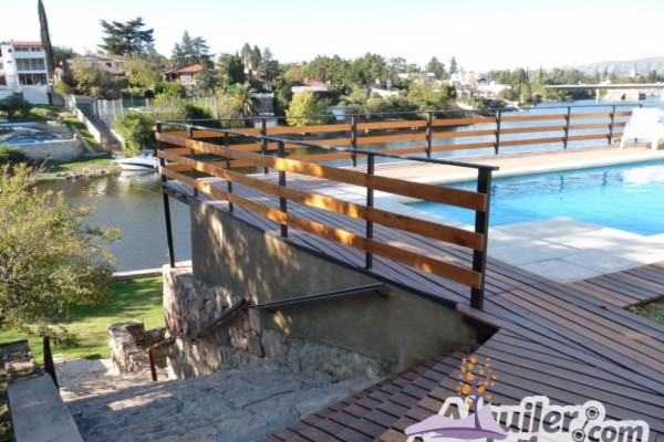 CASA PARA 8/10  SOBRE EL LAGO SAN ROQUE. HERMOSA VISTA. PILETA (COMPARTIDA)