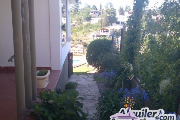 CASA PARA 8/10  SOBRE EL LAGO SAN ROQUE. HERMOSA VISTA. PILETA (COMPARTIDA)