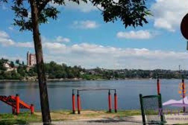 DEPARTAMENTO FRENTE AL LAGO CON PATIO. ASADOR. COCHERA