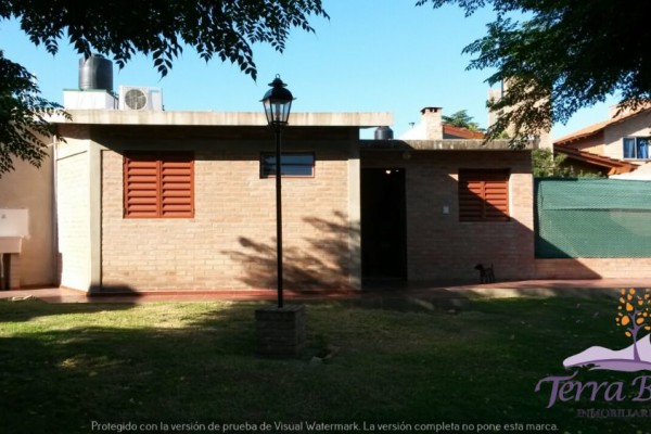 DEPARTAMENTO FRENTE AL LAGO CON PATIO. ASADOR. COCHERA