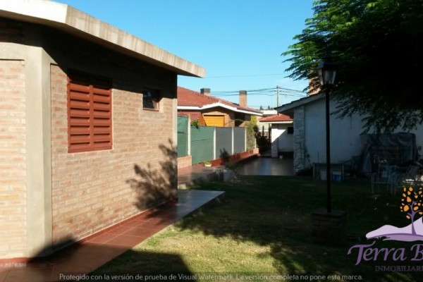 DEPARTAMENTO FRENTE AL LAGO CON PATIO. ASADOR. COCHERA