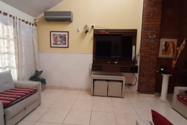 CASA PARA 10/12 PERSONAS - CENTRICA - 5 DORMITORIOS - PILETA CERRADA - QUINCHO - EQUIPAMIENTO FULL