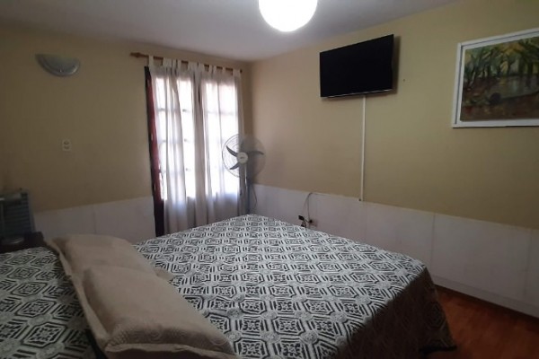 CASA PARA 10/12 PERSONAS - CENTRICA - 5 DORMITORIOS - PILETA CERRADA - QUINCHO - EQUIPAMIENTO FULL