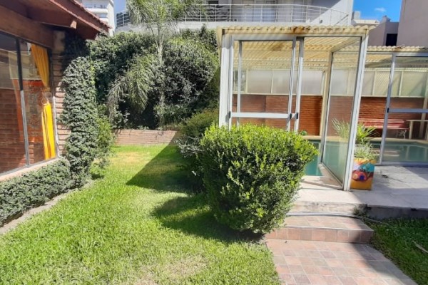 CASA PARA 10/12 PERSONAS - CENTRICA - 5 DORMITORIOS - PILETA CERRADA - QUINCHO - EQUIPAMIENTO FULL