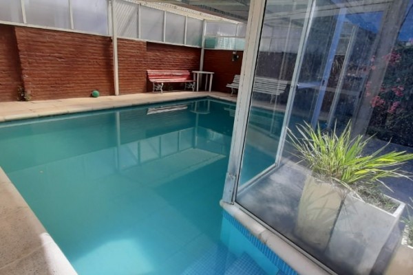 CASA PARA 10/12 PERSONAS - CENTRICA - 5 DORMITORIOS - PILETA CERRADA - QUINCHO - EQUIPAMIENTO FULL