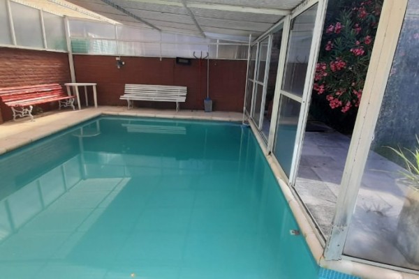 CASA PARA 10/12 PERSONAS - CENTRICA - 5 DORMITORIOS - PILETA CERRADA - QUINCHO - EQUIPAMIENTO FULL