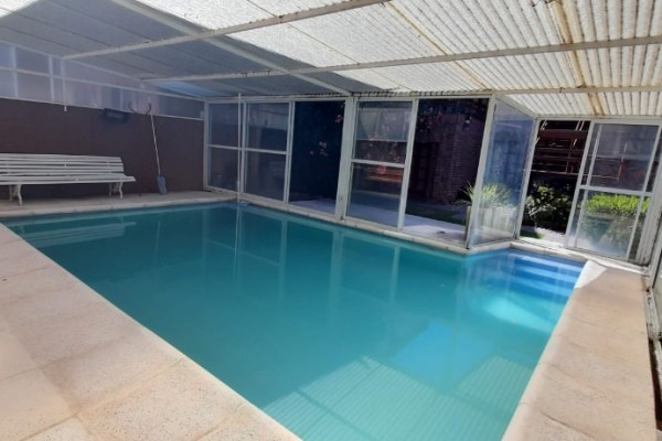 CASA PARA 10/12 PERSONAS - CENTRICA - 5 DORMITORIOS - PILETA CERRADA - QUINCHO - EQUIPAMIENTO FULL