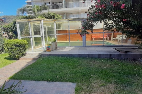 CASA PARA 10/12 PERSONAS - CENTRICA - 5 DORMITORIOS - PILETA CERRADA - QUINCHO - EQUIPAMIENTO FULL
