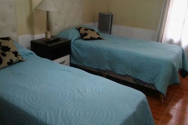 CASA PARA 10/12 PERSONAS - CENTRICA - 5 DORMITORIOS - PILETA CERRADA - QUINCHO - EQUIPAMIENTO FULL