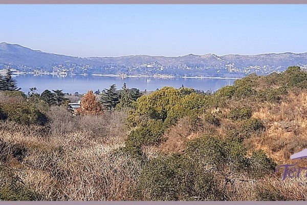 MUY LINDA CASA CON HERMOSA VISTA AL LAGO SAN ROQUE