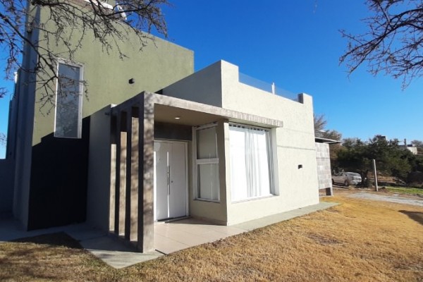 HERMOSA CASA DE CATEGORIA PARA 11 PERSONAS CON PILETA, QUINCHO, VISTA 