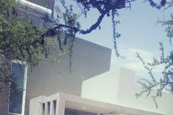 HERMOSA CASA DE CATEGORIA PARA 11 PERSONAS CON PILETA, QUINCHO, VISTA 