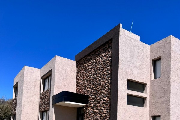 HERMOSO COMPLEJO EN BARRIO CERRADO CON PILETA Y PARRILLA