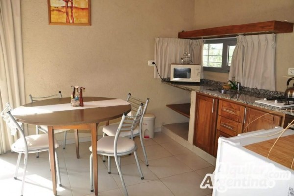 COMPLEJO DE CABAÑAS PARA 2  A 6 PERSONAS CON PISCINA, COCHERA, PARRILLA, PARQUE